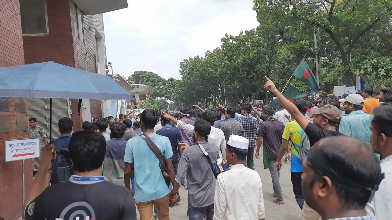 সচিবালয়ের সামনে শিক্ষার্থীদের ‘ভুয়া ভুয়া’ স্লোগান