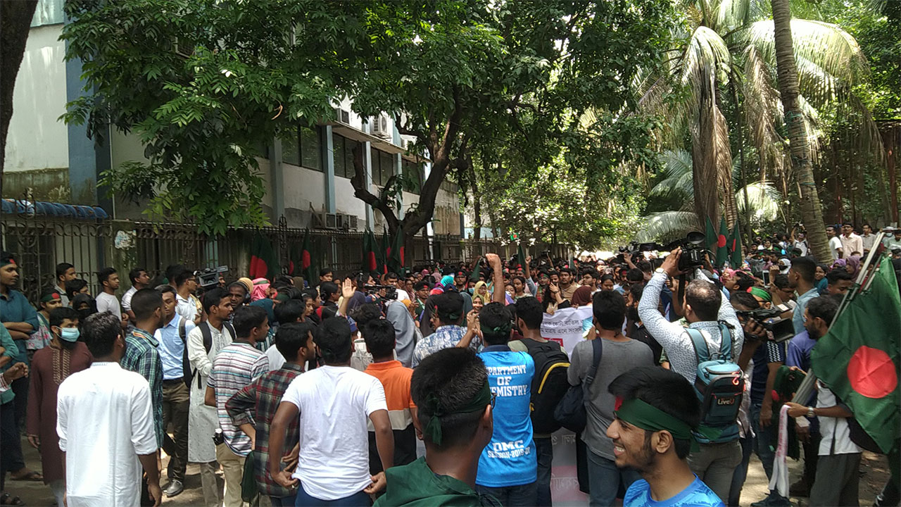 পূর্বঘোষিত গণপদযাত্রায় অংশ নিতে জড়ো হচ্ছেন শিক্ষার্থীরা