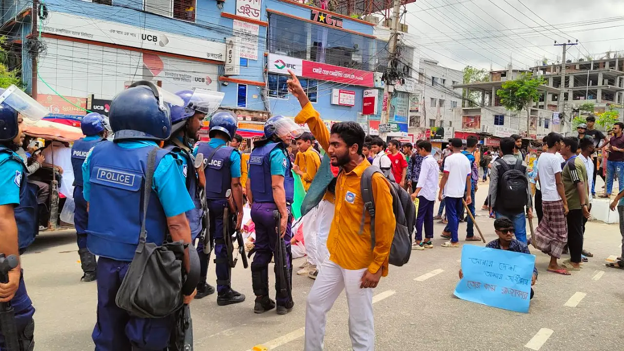 কমপ্লিট শাটডাউনে সড়কে নেমেছে স্কুল-কলেজের শিক্ষার্থীরা