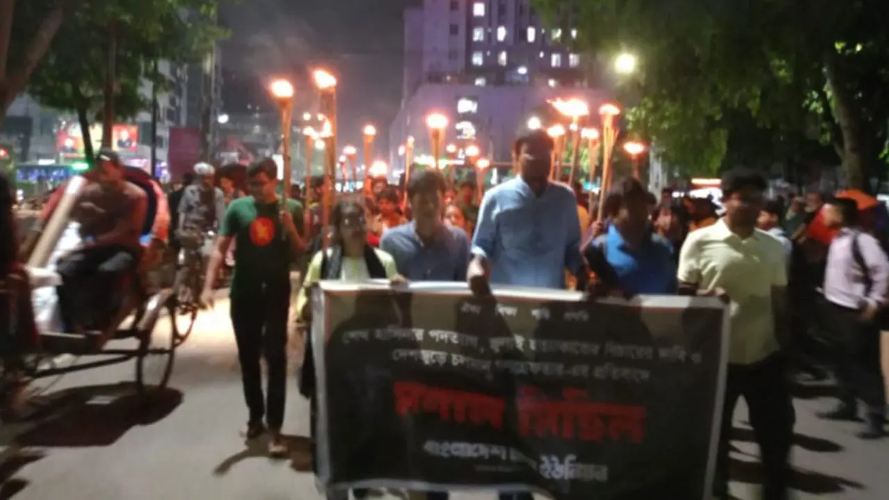 ছাত্র ইউনিয়নের মশাল মিছিলে পুলিশের লাঠিচার্জ