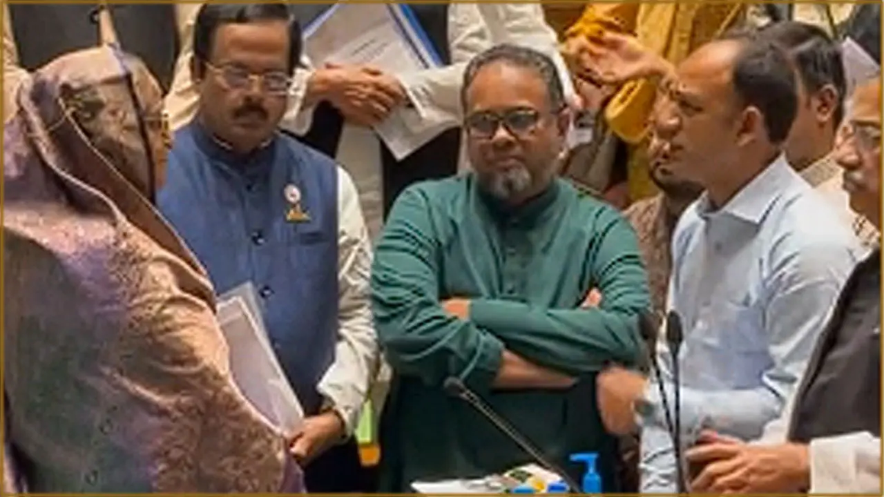 প্রাণনাশের হুমকির ঘটনা প্রধানমন্ত্রীকে শোনালেন ব্যারিস্টার সুমন