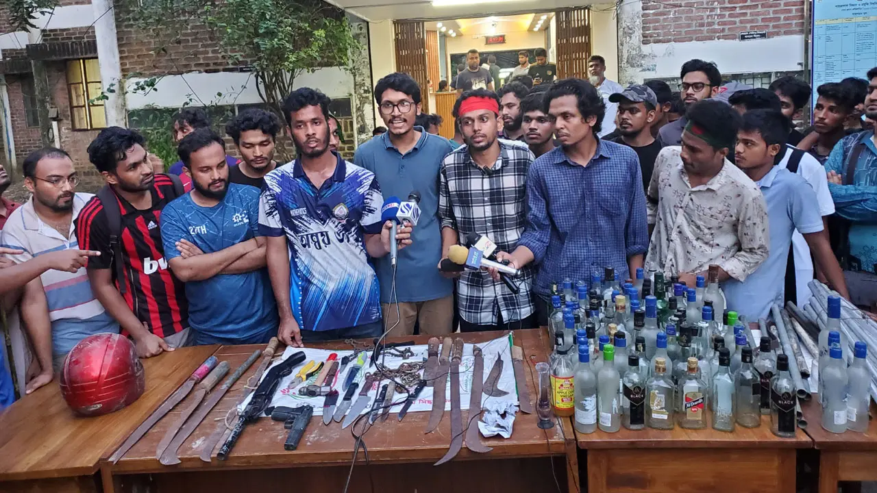 শাবিপ্রবির হল থেকে আগ্নেয়াস্ত্রসহ মদের বোতল উদ্ধার