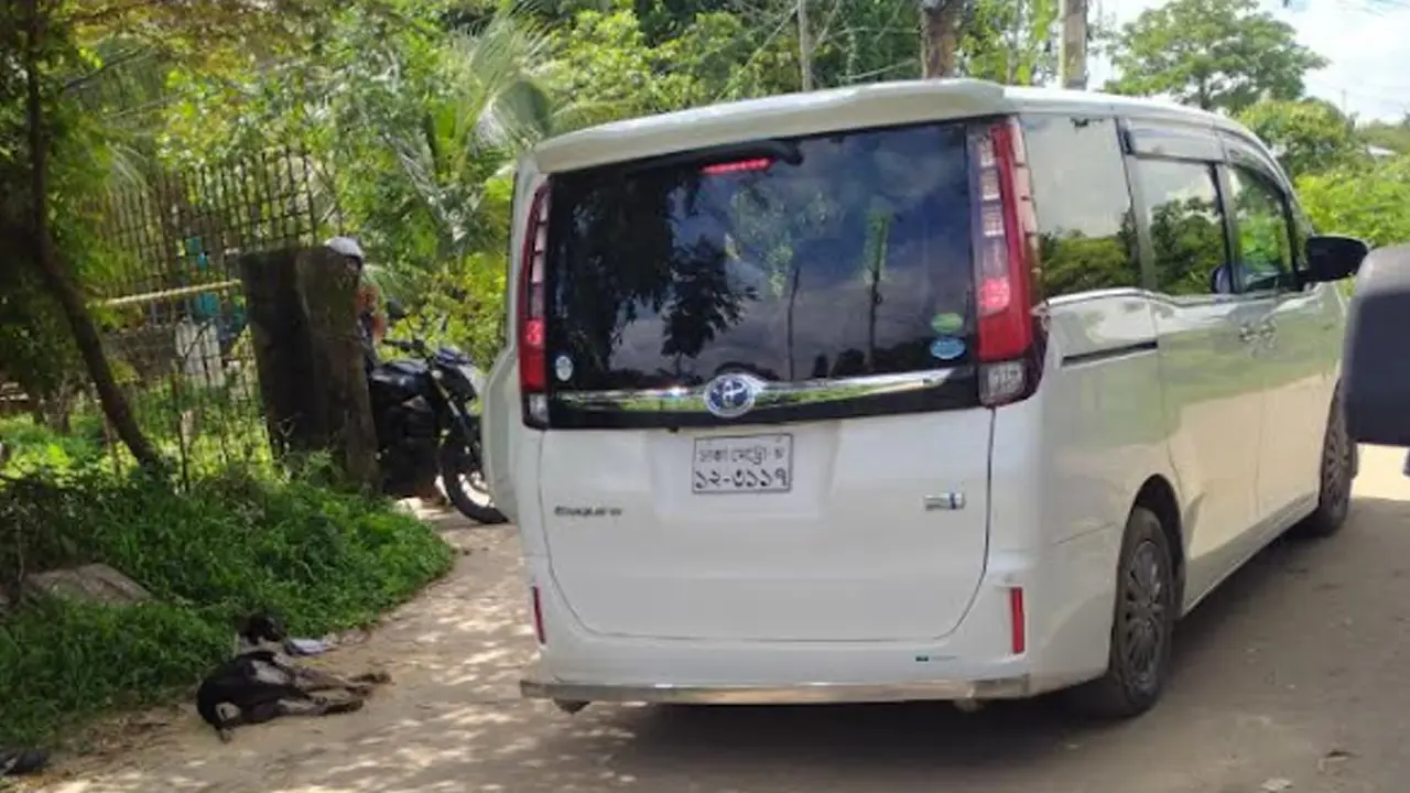 পেছনের গেট দিয়ে ক্যাম্পাস ছেড়েছেন ছাত্রলীগ সভাপতি-সম্পাদক 