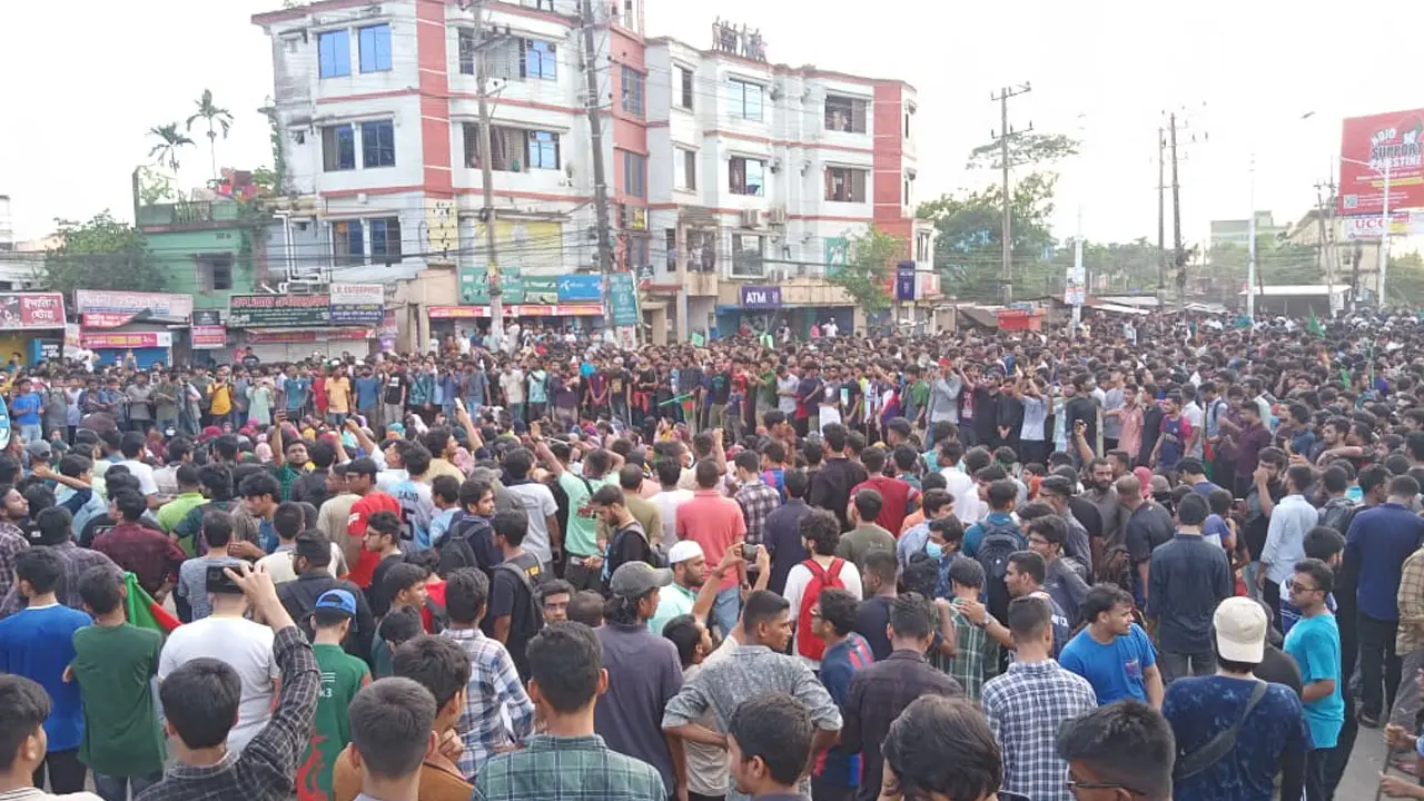 সিলেট-সুনামগঞ্জ মহাসড়ক অবরোধ করেছেন শাবি শিক্ষার্থীরা