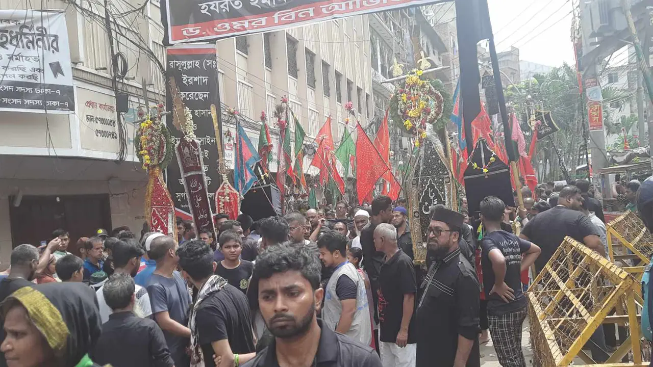 ‘হায় হোসেন, হায় হোসেন’ মাতমে রাজধানীতে তাজিয়া মিছিল শুরু