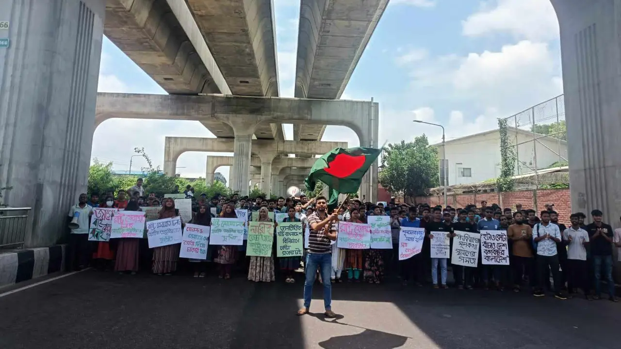 গান-কবিতা স্লোগানে শেকৃবি শিক্ষার্থীদের আগারগাঁও মোড় অবরোধ