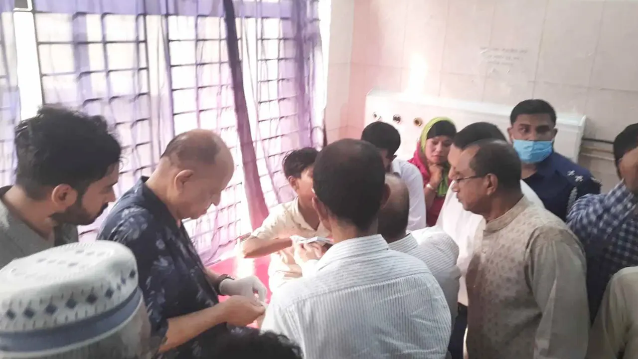 হাসপাতাল পরিদর্শনে গিয়ে নিজেই চিকিৎসা দিলেন স্বাস্থ্যমন্ত্রী