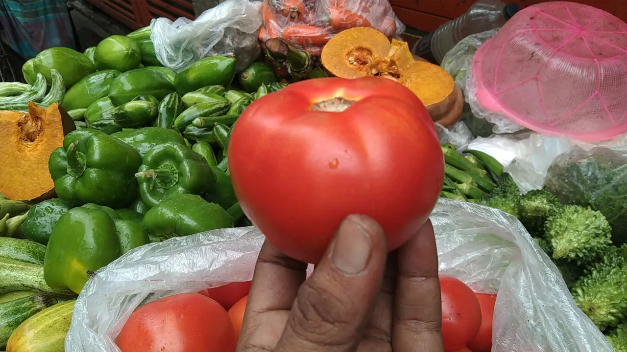 বাজারে এক টমেটোর দাম ২৬ টাকা!