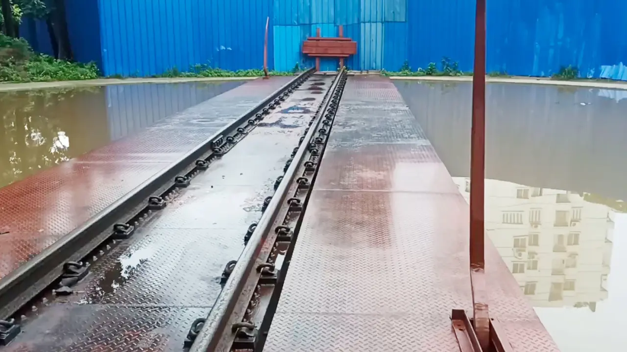 পানিতে ডুবে গেছে ‘টার্ন-টেবিল’, উল্টো যাচ্ছে ট্রেনের ইঞ্জিন!