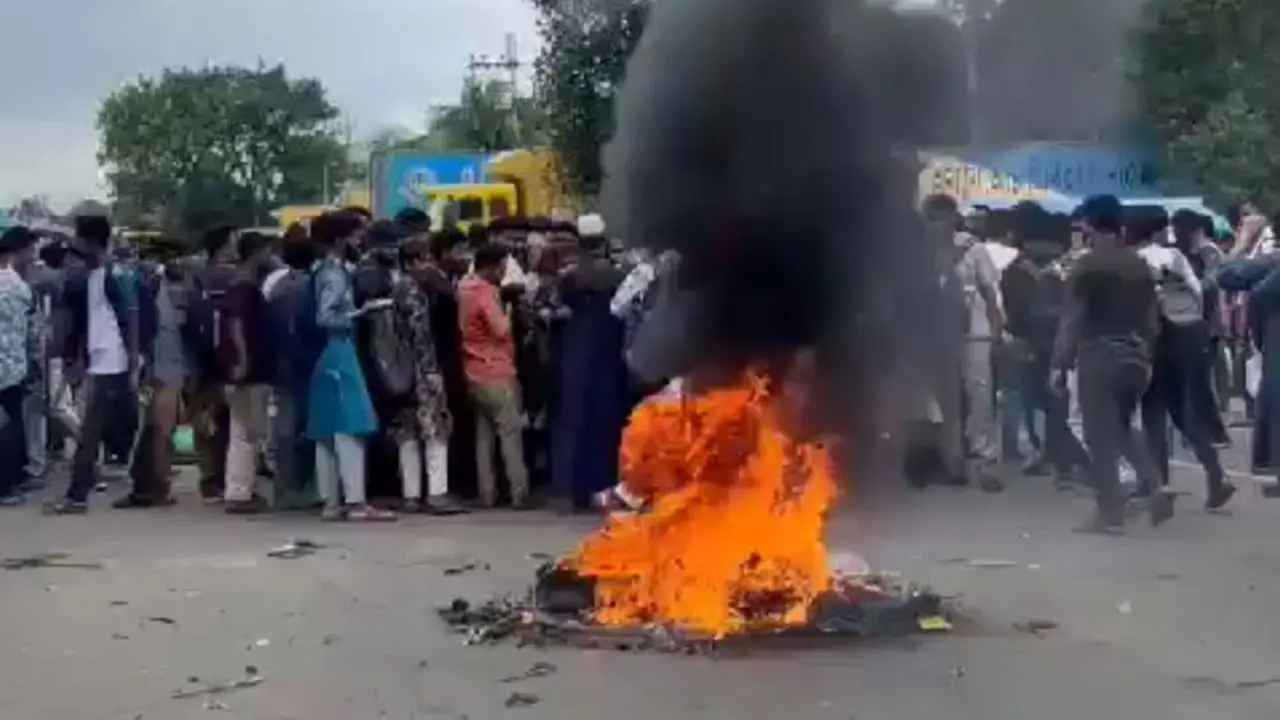 টায়ার জ্বালিয়ে ঢাকা-চট্টগ্রাম মহাসড়ক অবরোধ
