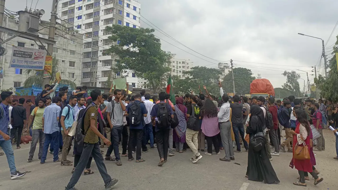 বেড়িবাঁধে ইউল্যাব শিক্ষার্থীদের সড়ক অবরোধ