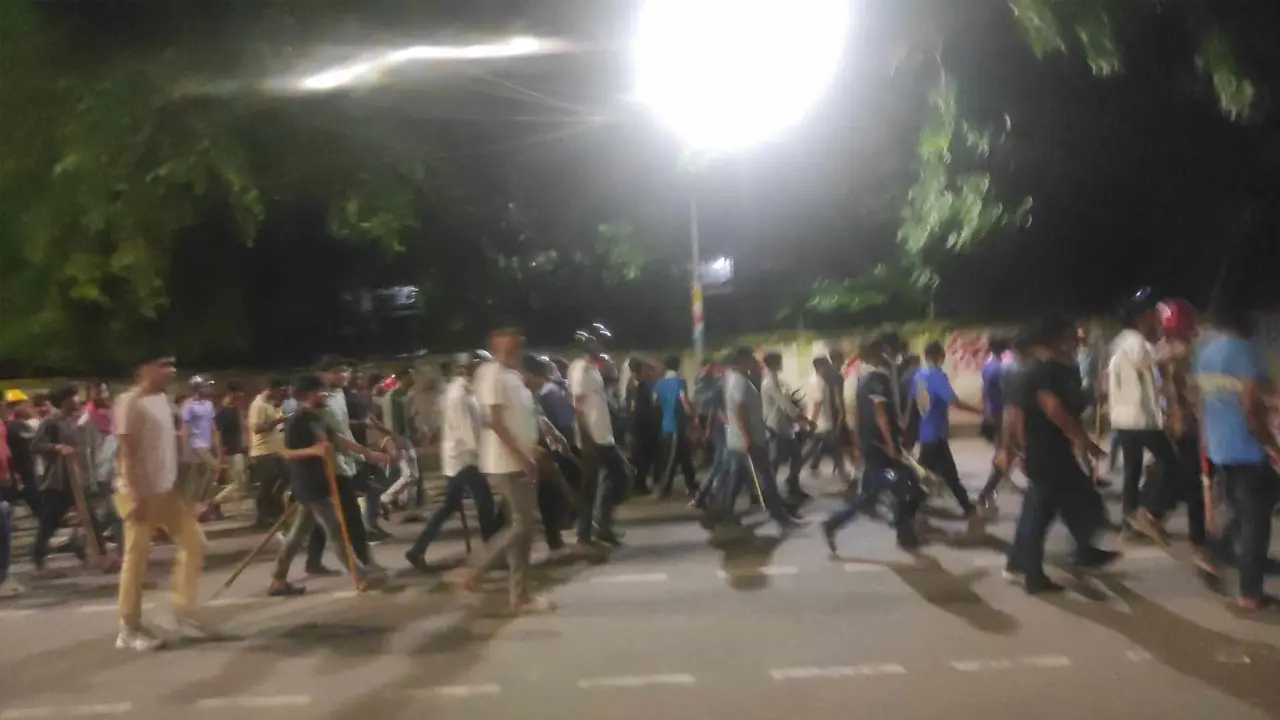 ঢাবিতে রড-বাঁশ-জিআই পাইপ হাতে ছাত্রলীগের মহড়া 