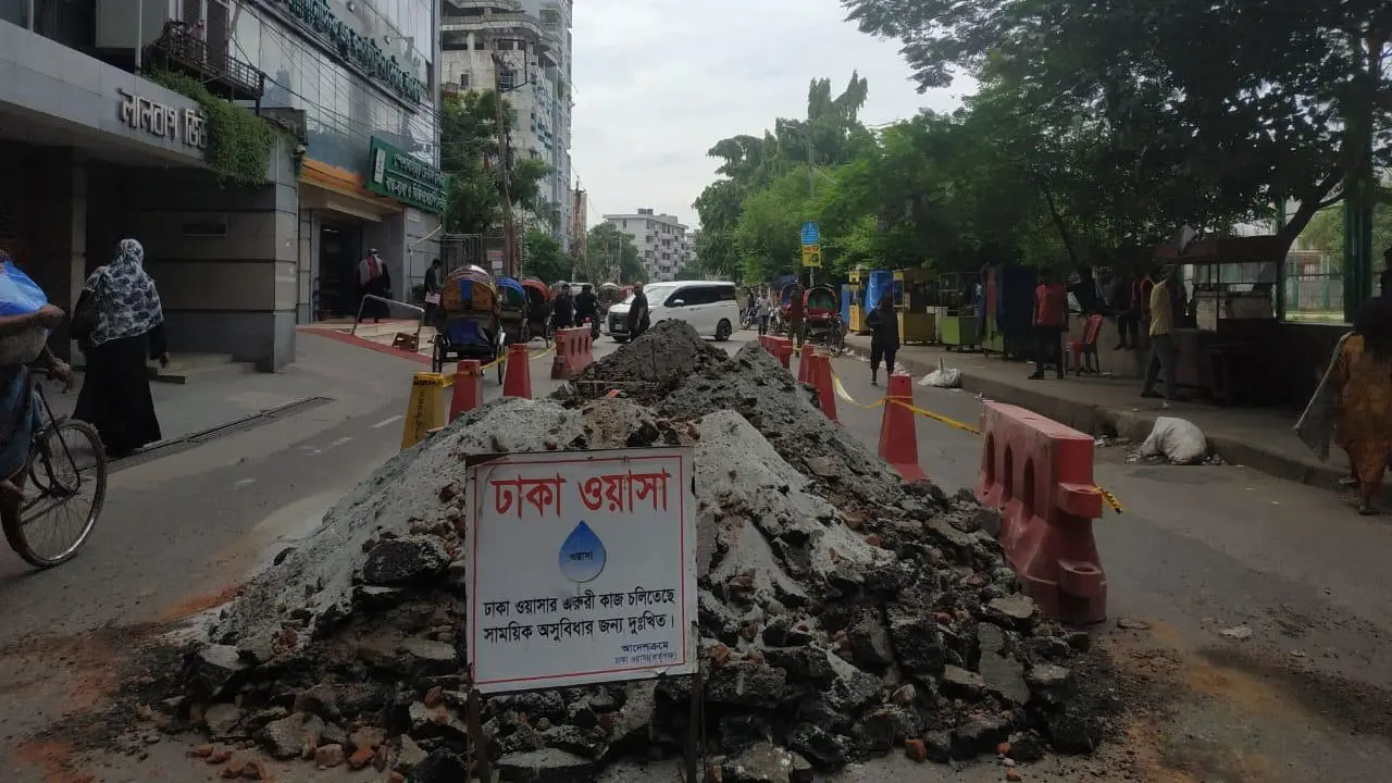 স্বাক্ষর জাল করে রাস্তা খনন, ঢাকা ওয়াসার মালামাল জব্দ