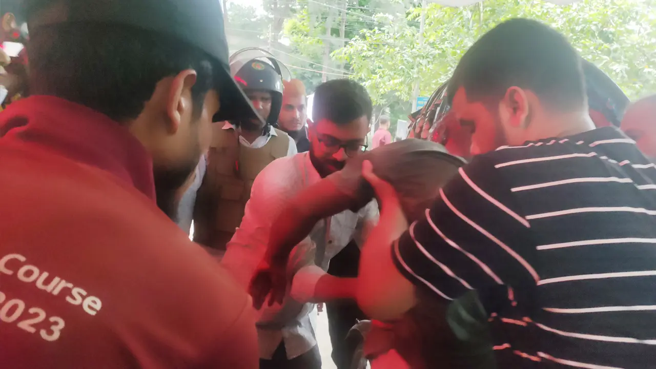 চট্টগ্রামে ব্যাপক সংঘর্ষ, আহতদের ভিড় হাসপাতালে