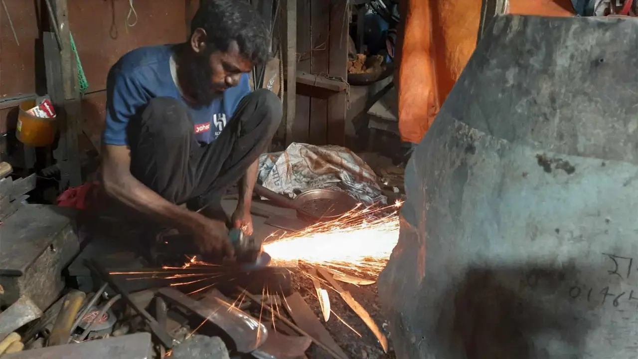 কামারশালায় ব্যস্ততা, দা-ছুরি-চাপাতির দাম বাড়তি