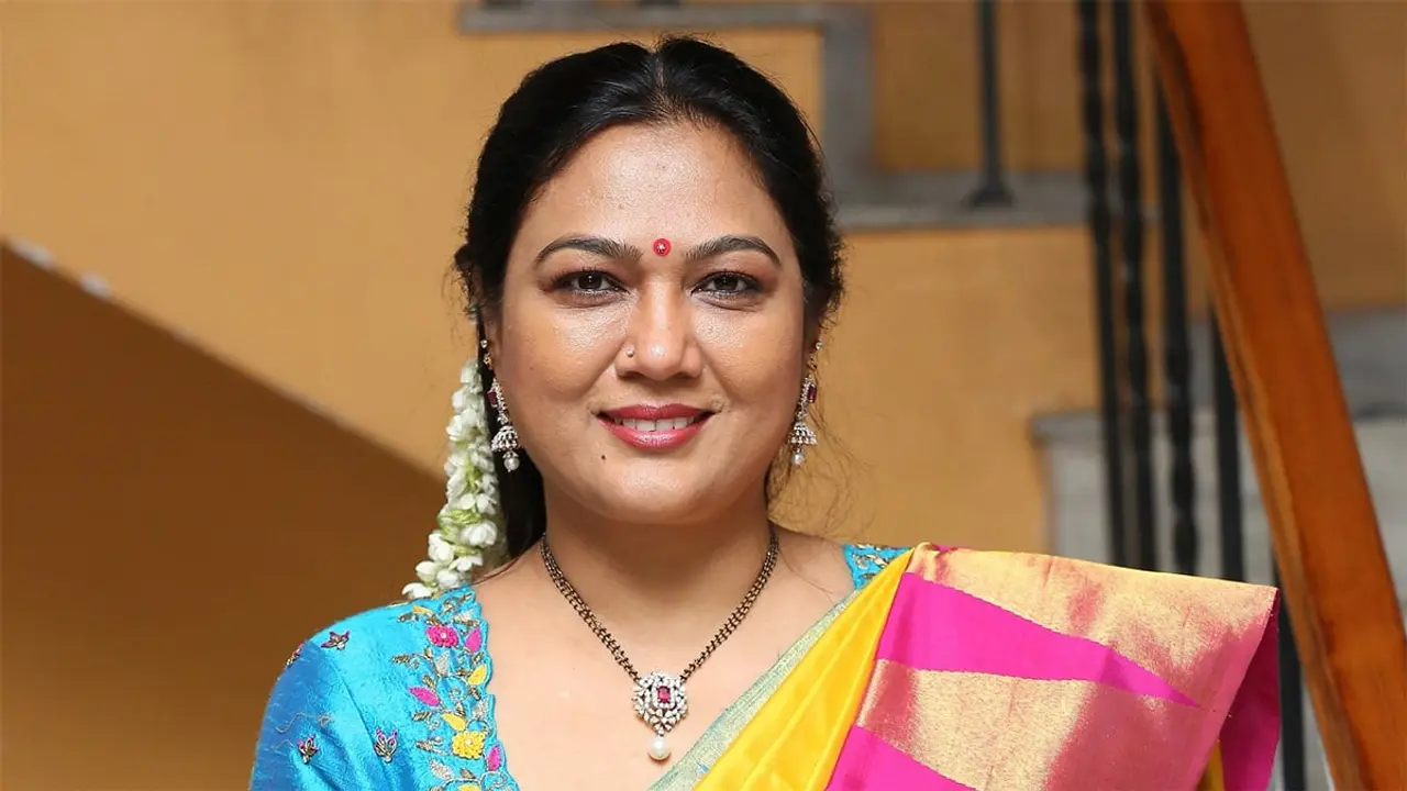 নিষিদ্ধ সাপের বিষ নিয়ে উদ্দাম পার্টি, পুলিশের জালে ধরা অভিনেত্রী