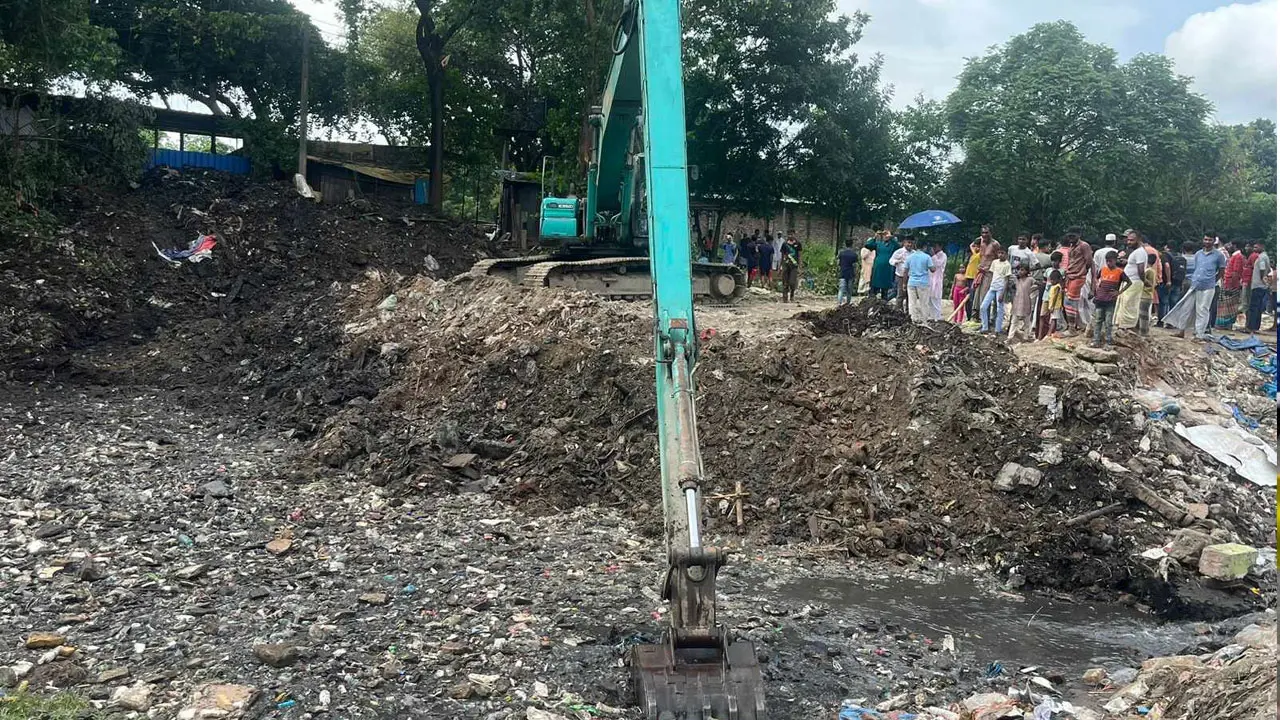 সাদিক অ্যাগ্রোর দখল থেকে উদ্ধার করা অংশে খাল খনন শুরু