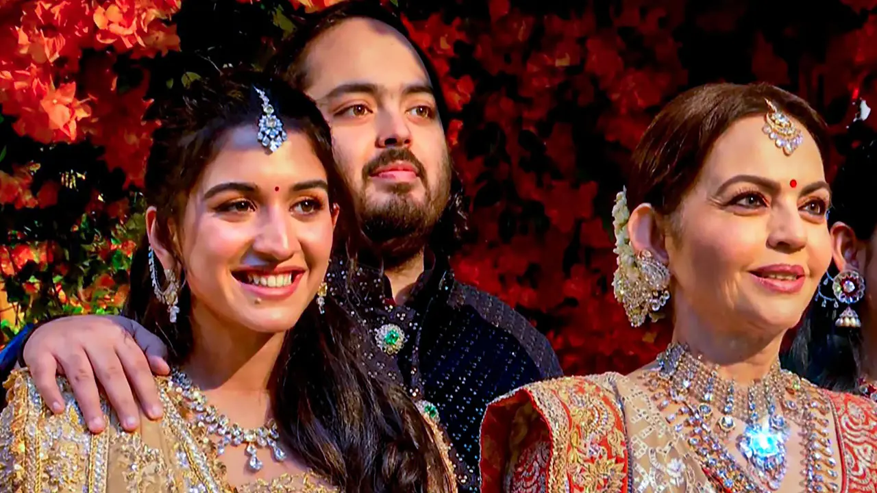 অনন্ত-রাধিকার বিয়ে, স্বর্ণের শাড়ি কিনলেন নীতা আম্বানি
