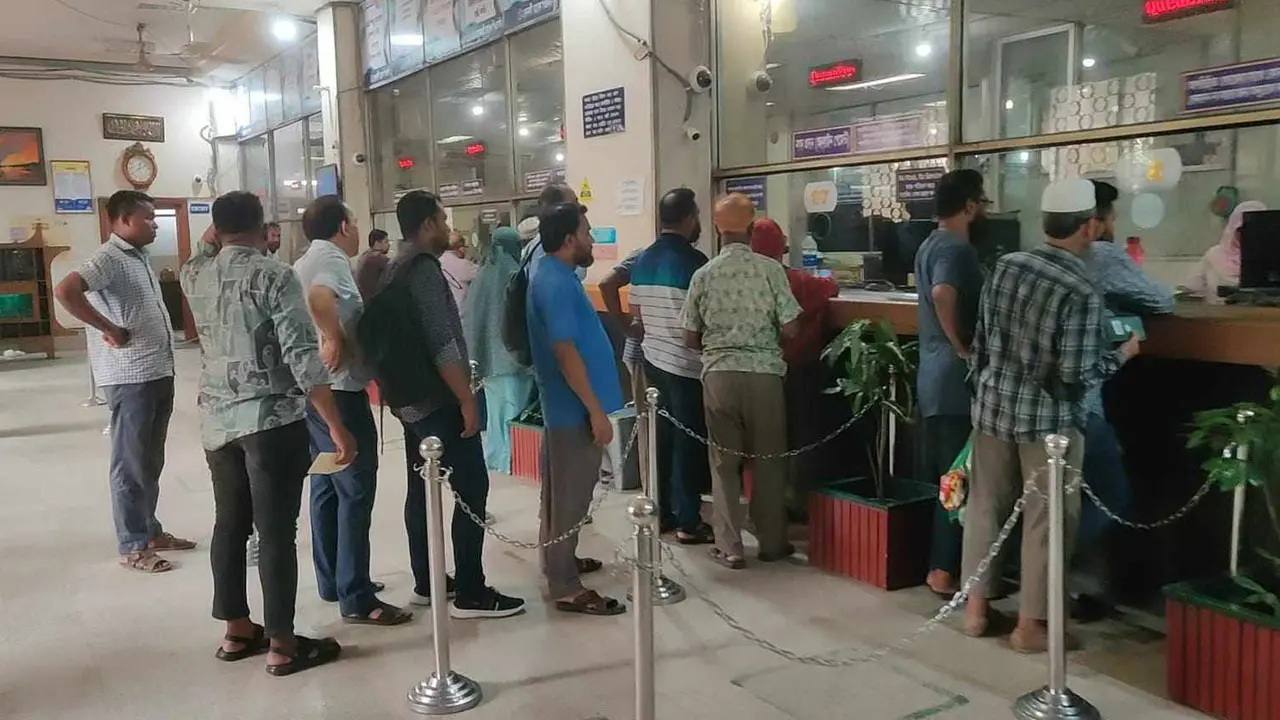 শেষদিনে ব্যাংকে গ্রাহকের ভিড়, টাকা তোলার হিড়িক