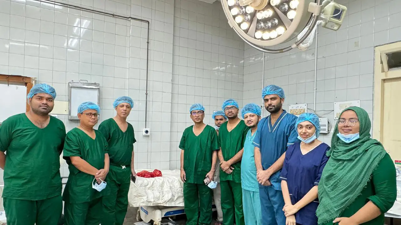 রোগীর ওজন ৫০ কেজি, পেটে ১২ কেজি টিউমার