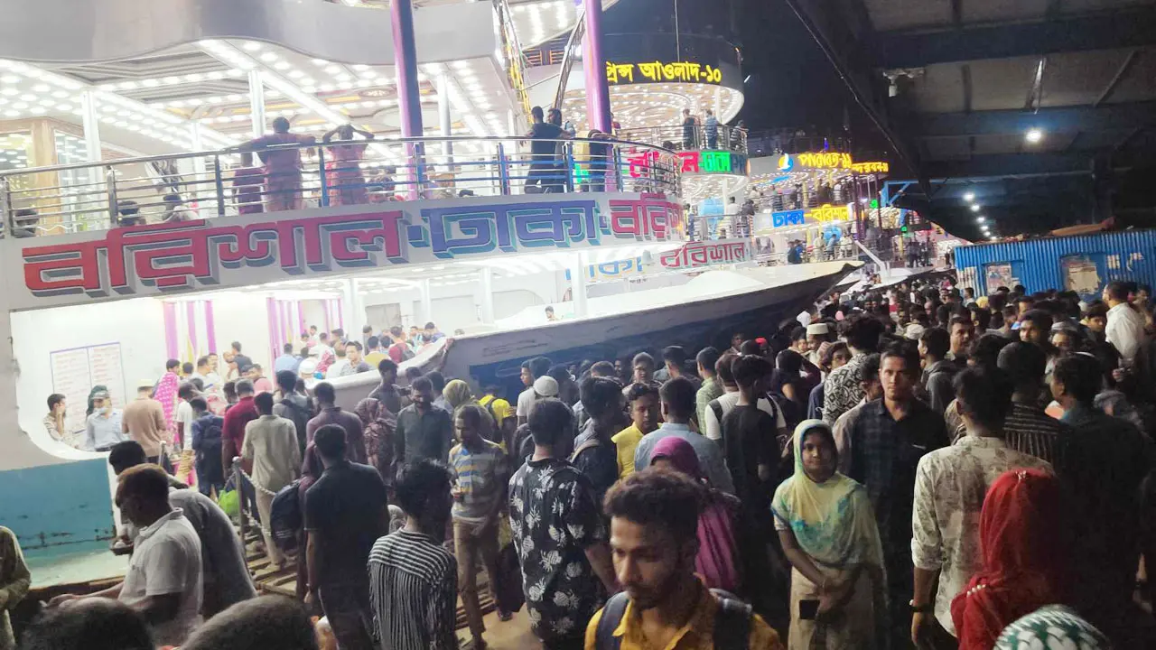 বরিশালে ঢাকাগামী লঞ্চে তিল ধারণের ঠাঁই নেই
