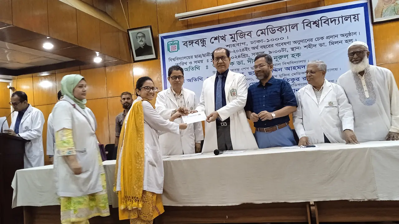 ‘একসঙ্গে এতো চিকিৎসককে অনুদান বিশ্বে বিরল’