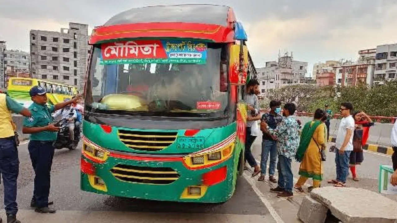 হানিফ ফ্লাইওভারে যাত্রী উঠানামা করায় ১৯টি বাসের বিরুদ্ধে মামলা