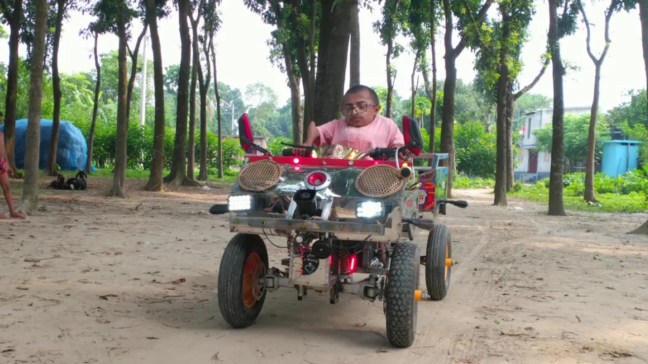 রিফাতের তৈরি গাড়ি চালাতে পারবে হাত-পাবিহীন শারীরিক প্রতিবন্ধীরা