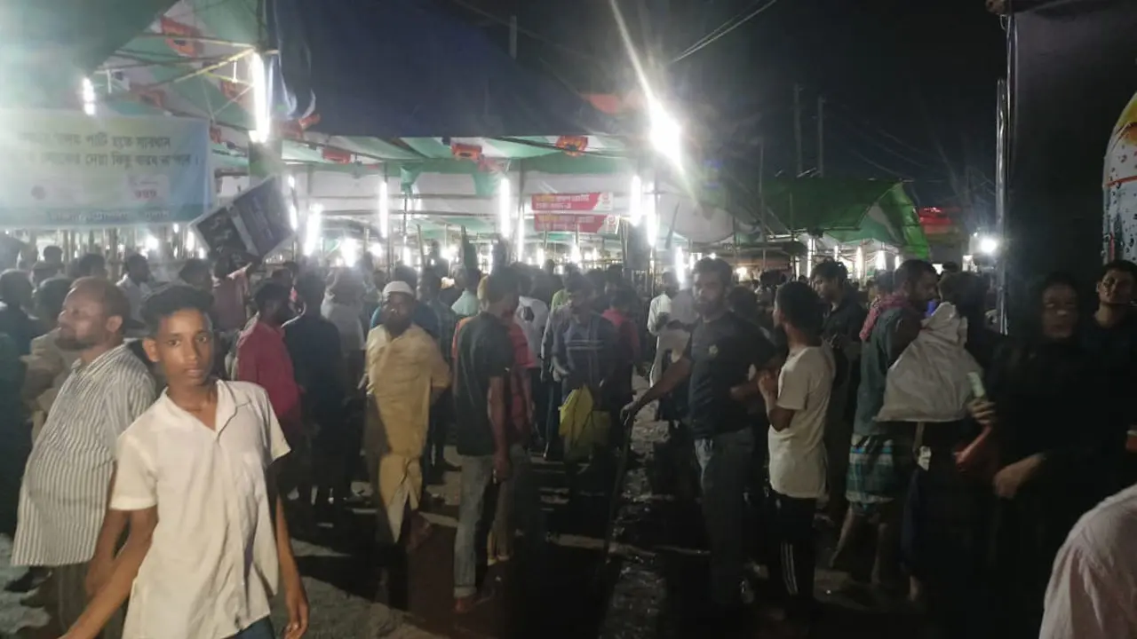 শেষ সময়ে হাটে গরুর টান, বাড়তি দাম নেওয়ার অভিযোগ