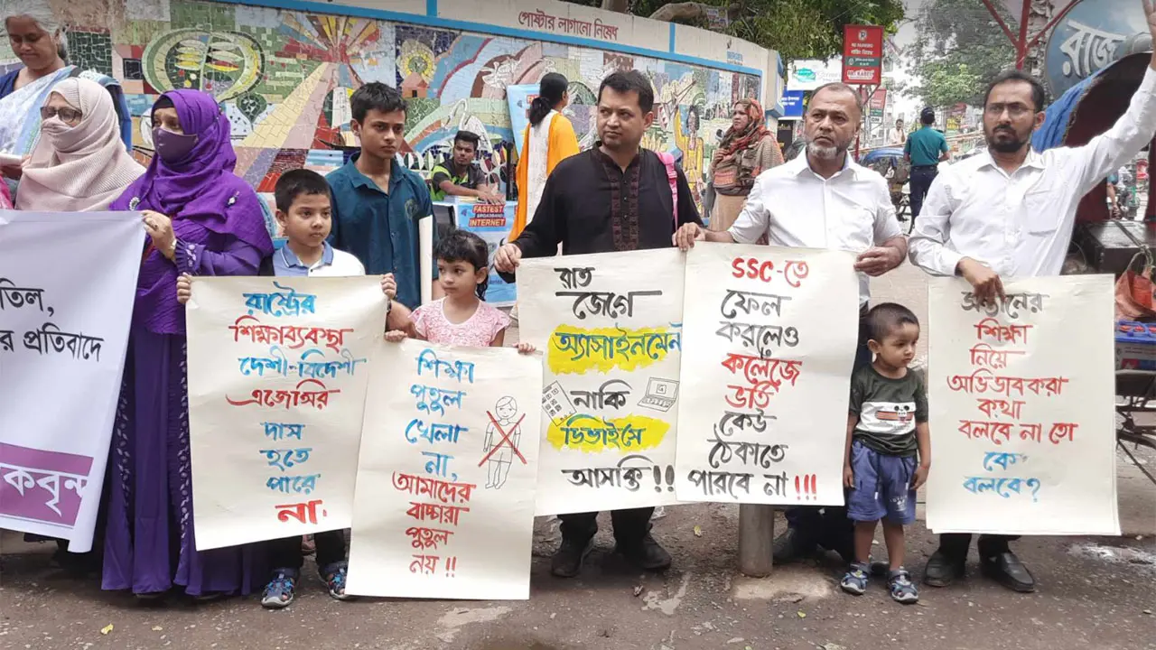 অ্যাসাইনমেন্টের নামে ডিভাইস নির্ভর হয়ে পড়ছে শিশুরা