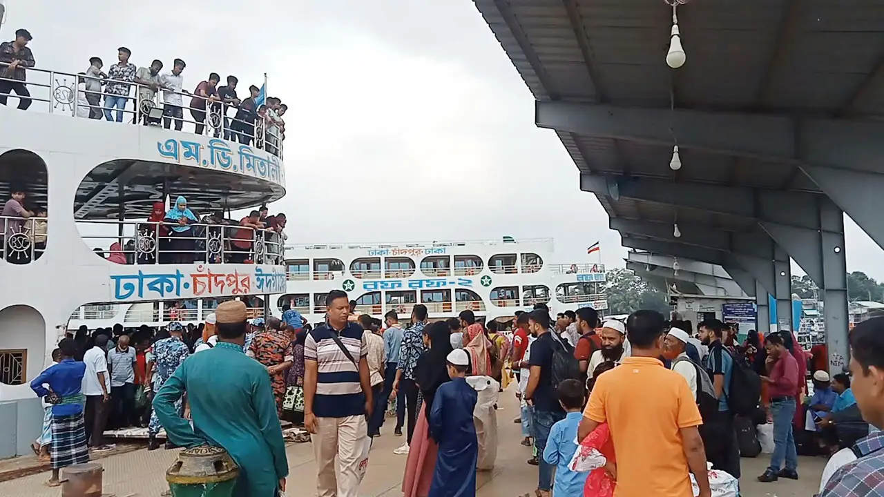 চাঁদপুর লঞ্চঘাটে ভিড় থাকলেও নেই ভোগান্তি