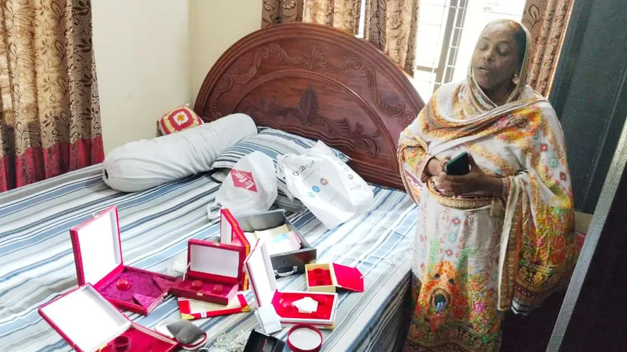 সরকারি বাসভবন থেকে ৩৬ ভরি স্বর্ণালঙ্কার চুরি