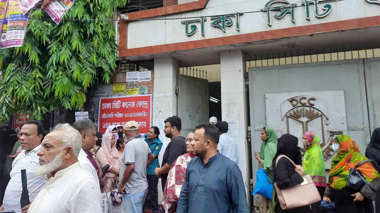 বৃষ্টি-যানজটে দেরিতে কেন্দ্রে প্রবেশ পরীক্ষার্থীদের
