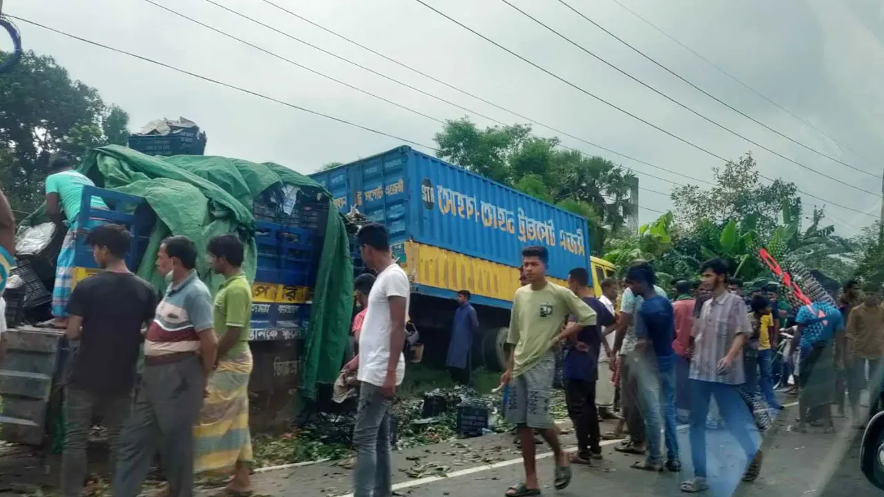 কাভার্ডভ্যানের পেছনে লিচুবাহী ট্রাকের ধাক্কা, নিহত ২