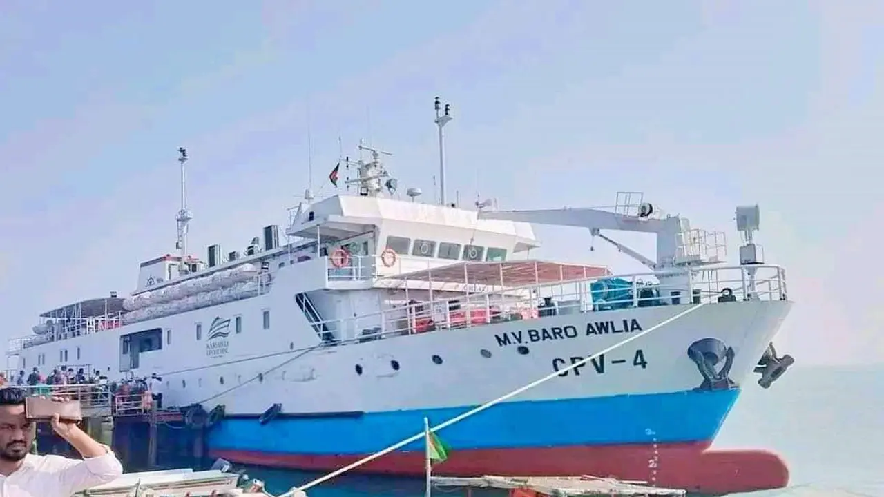 খাদ্যসামগ্রী ও দেড় শতাধিক মানুষ নিয়ে জাহাজ গেল সেন্ট মার্টিন