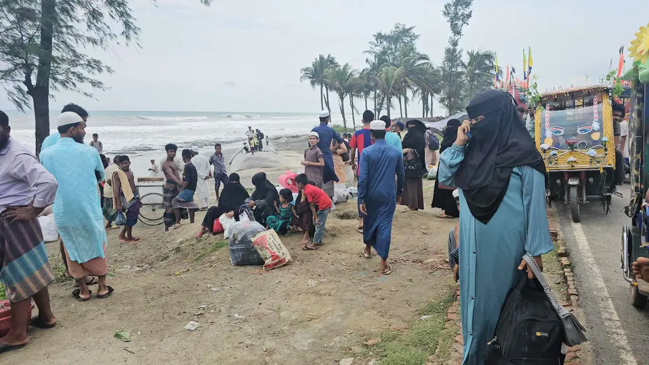 সেন্টমার্টিন থেকে ট্রলারে ফিরেছে আড়াই শতাধিক মানুষ