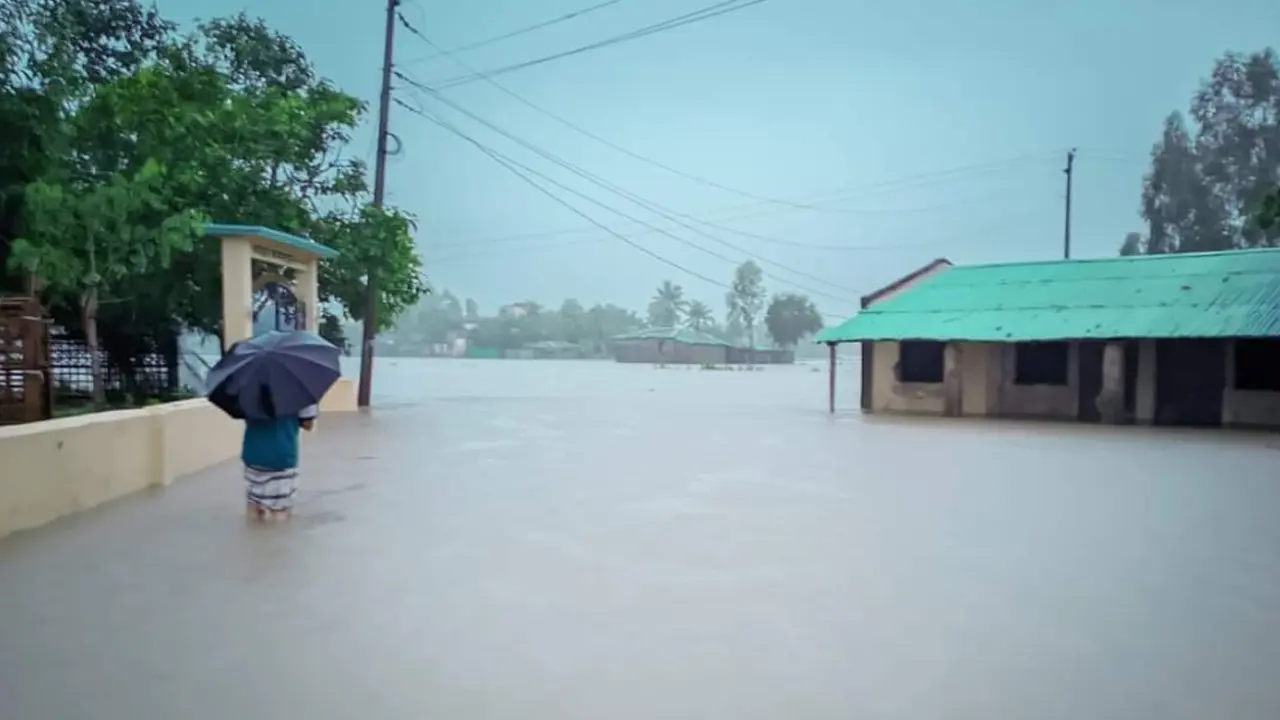টেকনাফে প্রবল বৃষ্টিতে অর্ধলাখ মানুষ পানিবন্দি