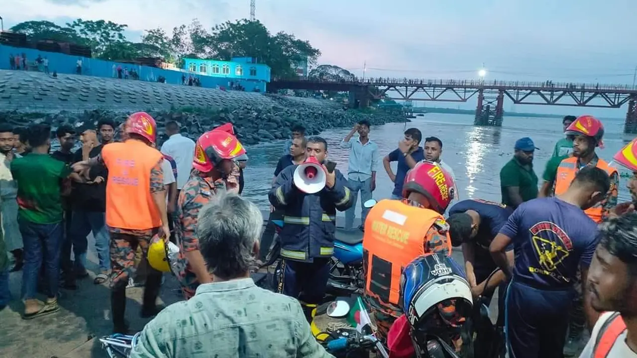 কর্ণফুলী নদীতে পড়ে নিখোঁজ ২ 