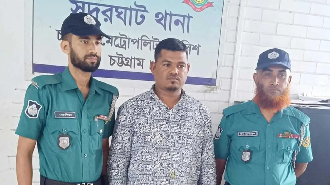 অর্থ আত্মসাৎ করে পালানোর সময় বিমানবন্দরে ব্যবসায়ী গ্রেপ্তার