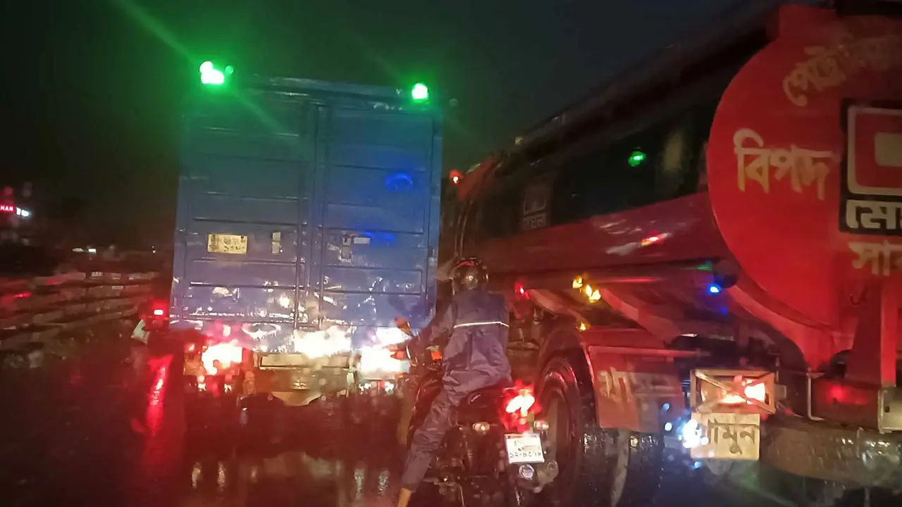 ঢাকা-চট্টগ্রাম মহাসড়কে ধীরগতিতে চলছে যানবাহন