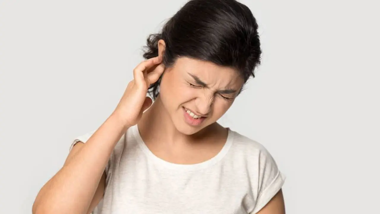কানের ব্যথায় কাবু? যন্ত্রণা কমান ঘরোয়া উপায়ে