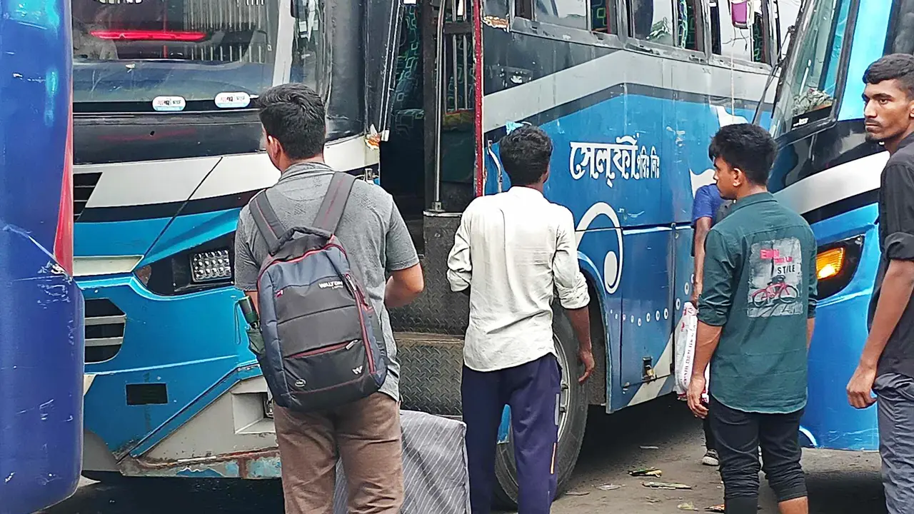 ঈদের দ্বিতীয় দিনেও ঢাকা ছাড়ছে মানুষ