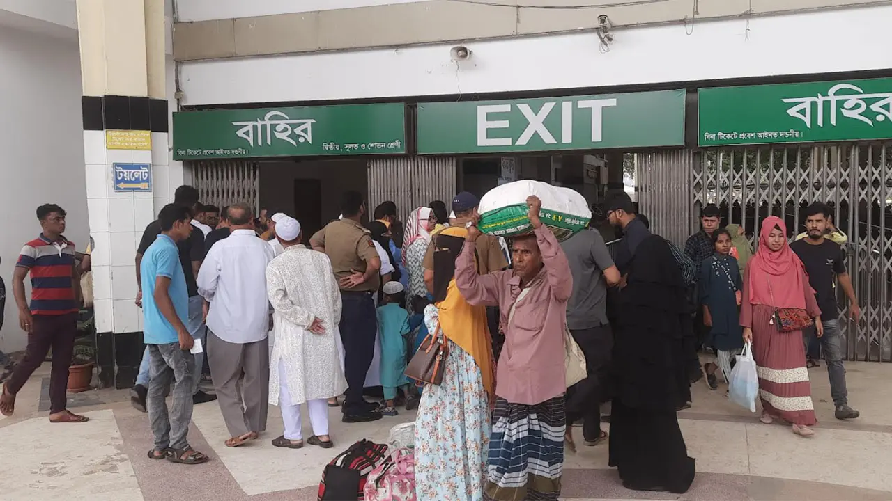 ঈদ শেষে ঢাকা ফিরছেন কর্মজীবী মানুষ, ছাড়ছেনও অনেকে