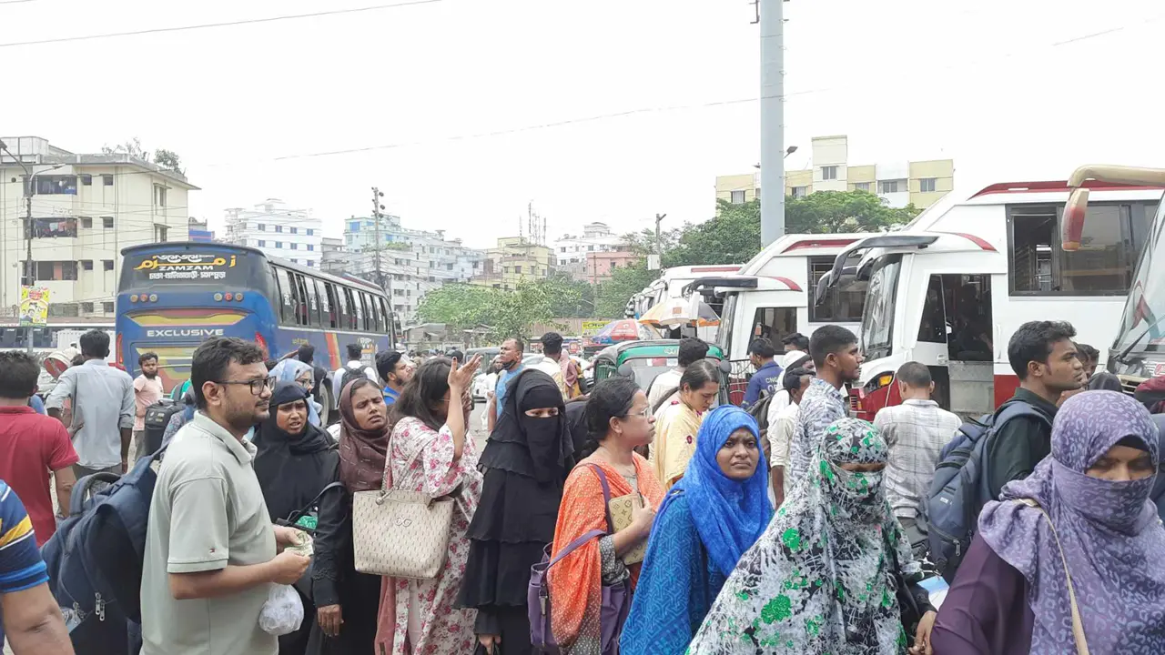 নাড়ির টানে বাড়ি ফিরছে মানুষ, বাস টার্মিনালে উপচে পড়া ভিড়