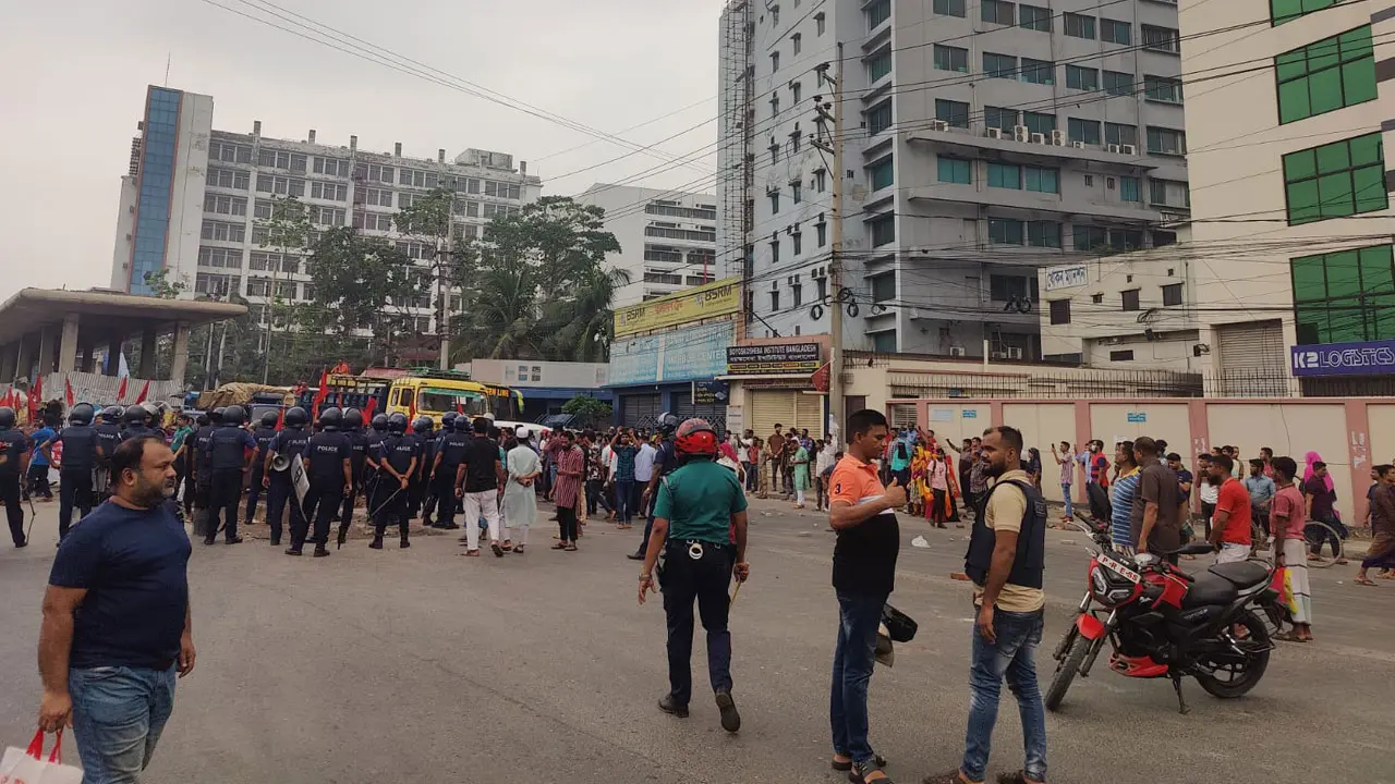 গাজীপুরে বকেয়া বেতনের দাবিতে মহাসড়ক অবরোধ