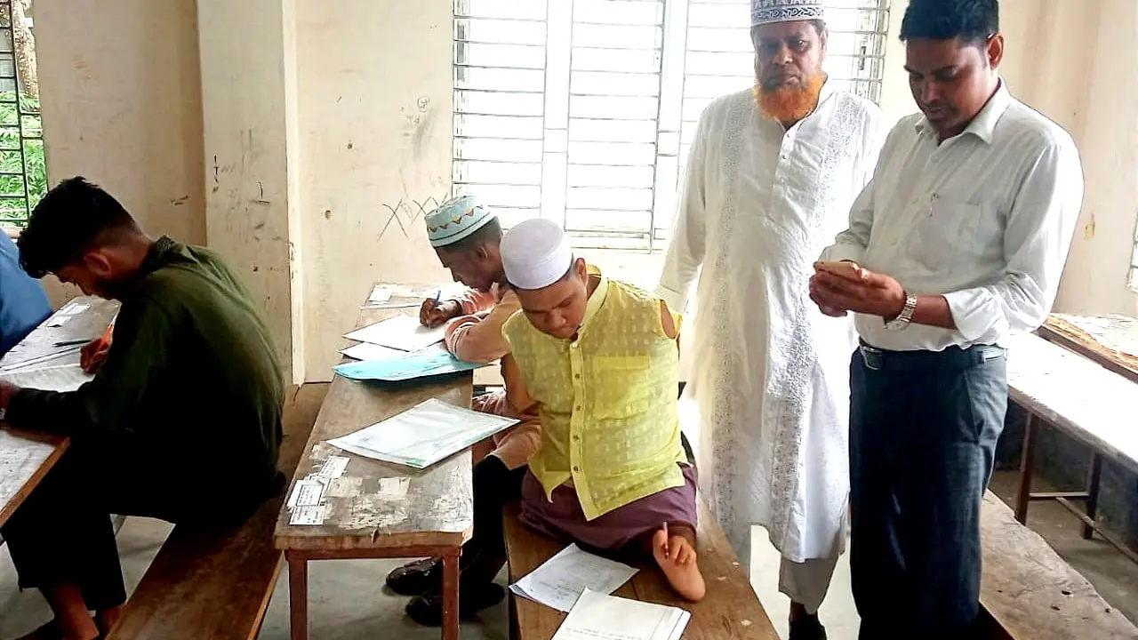 দুই হাত নেই, পা দিয়ে লিখে আলিম পরীক্ষা দিচ্ছে রাসেল