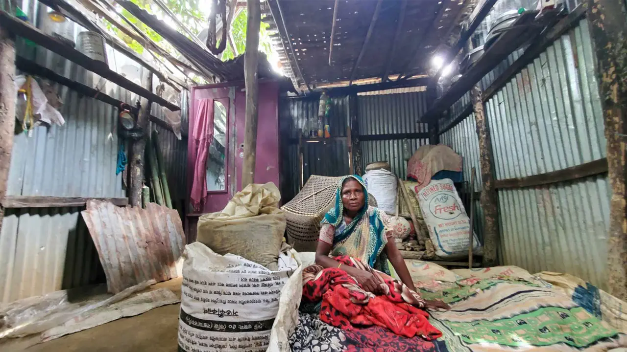 ঝড়ে উড়ে গেছে ঘরের চালা, বিধবা ছেমনার মানবেতর জীবনযাপন