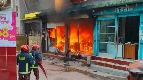 ৫০০ গজ দূরে থেকেও আধাঘণ্টা পর এল ফায়ার সার্ভিস, অসহায় হয়ে গেছি