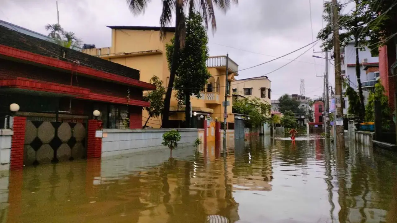 সিলেটে বন্যার পানি কোথাও কমছে কোথাও বাড়ছে, দুর্ভোগ অব্যাহত