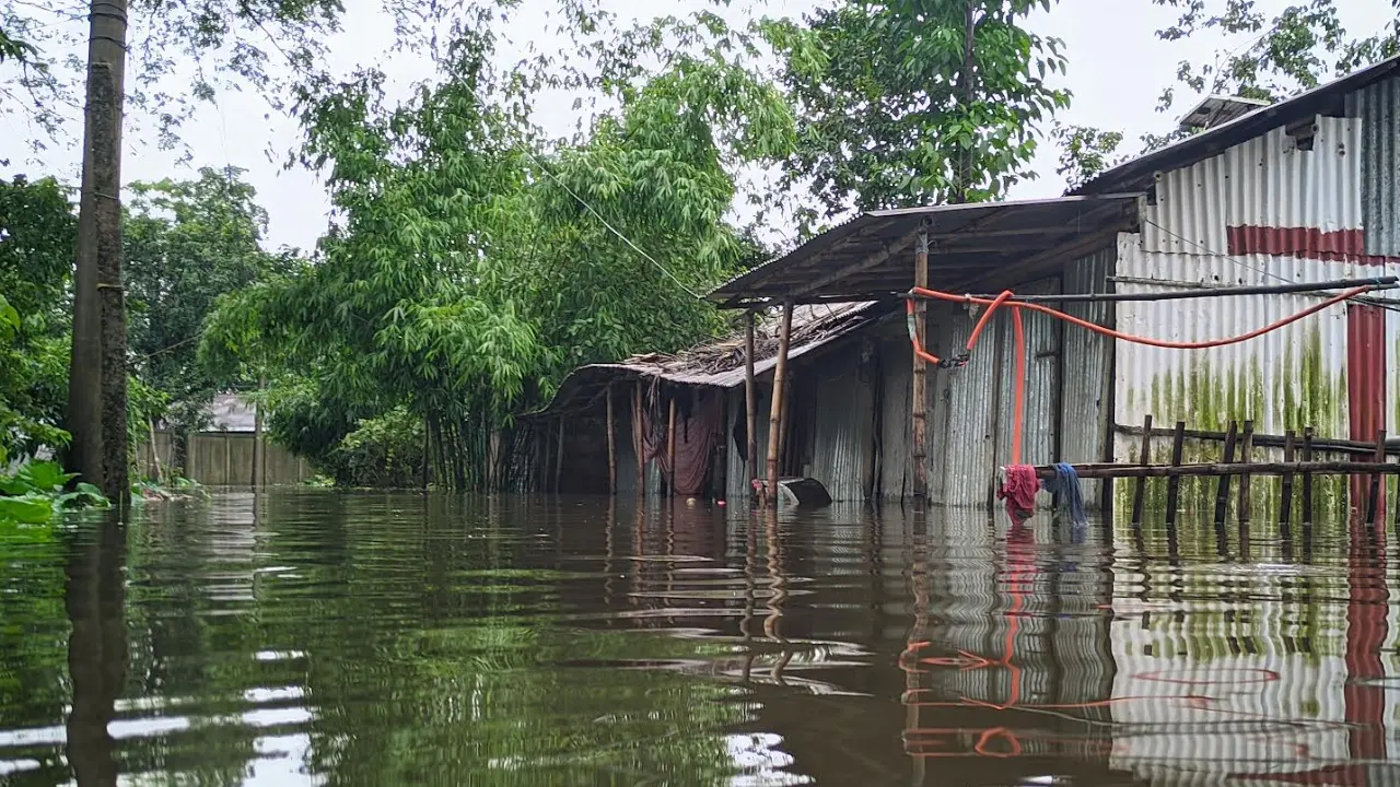 খাদ্য সংকটে বানভাসিরা, প্রত্যন্ত এলাকায় এখনো পৌঁছায়নি ত্রাণ